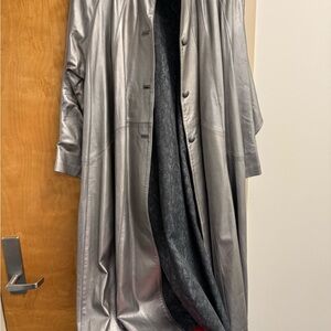 Silver Trench Coat with Modern Insulation and Sleek‎ Finish